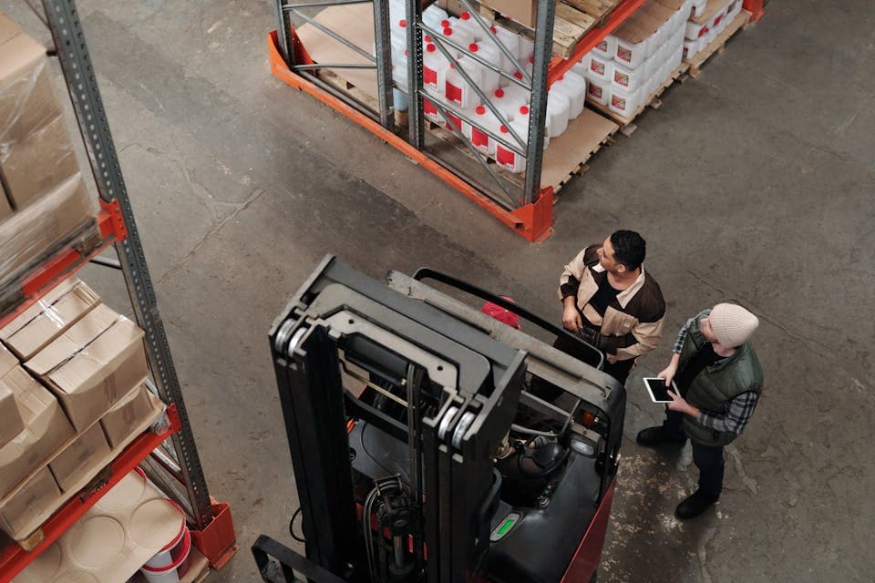 Lagerteam registrerer tid under logistikkarbeid