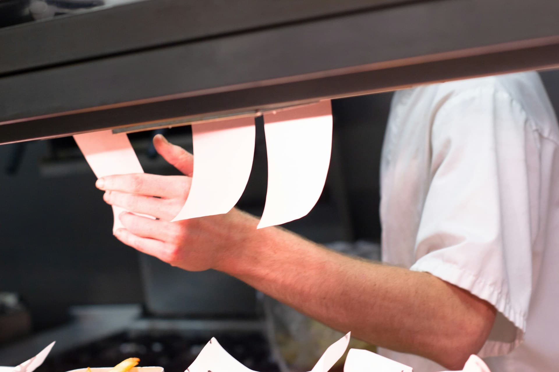 Restaurantansatte bruker tidsregistrering under en travel vakt